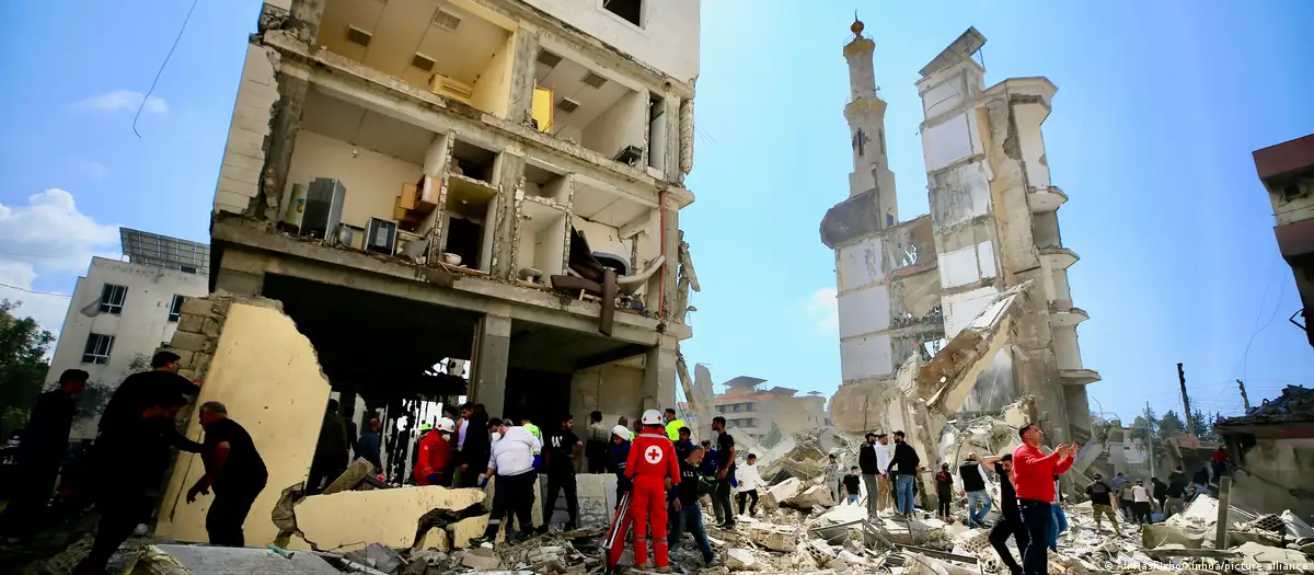 Equipos de rescate buscan sobrevivientes en Sidón tras un ataque aéreo israelí, 9 de abril de 2026